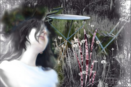 visage de jeune fille avec en arrière plan un jardin en friche.