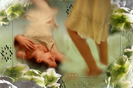 jeune fille couchée dans l'eau et autre debout dont on ne voit que les jambes avec décor fleuri