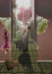 sculpture de cheval évoluant entre des portes de verres au décor fleuri