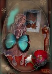 fillette avec un papillon sur les genoux, fondue dans un décor où figurent un miroir, un chat en bois et du papier peint
