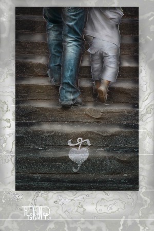 père et fils se tenant la main et montant un escalier,vus de dos et seulement les jambes visibles.