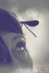 visage féminin avec une libellule sur le front