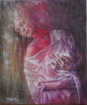 portrait d'une jeune femme vêtue de blanc la main sur la poitrine sur fond abstrait